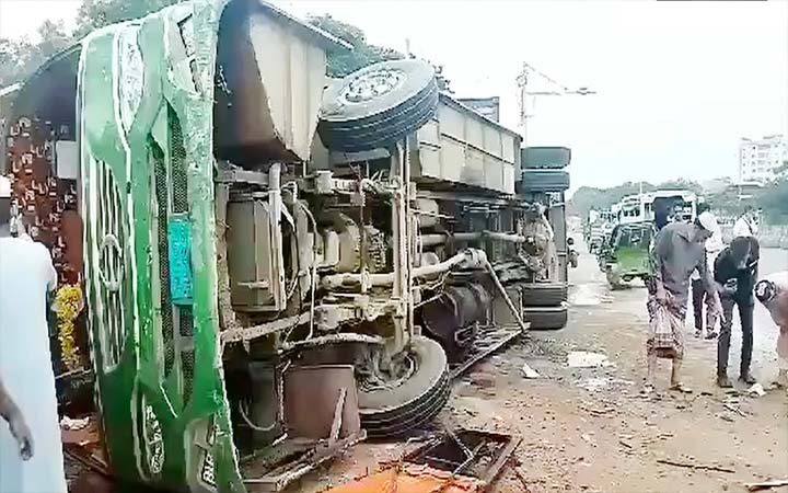 রাজধানীতে নিয়ন্ত্রণ হারিয়ে বাস উল্টে ১৯ যাত্রী আহত